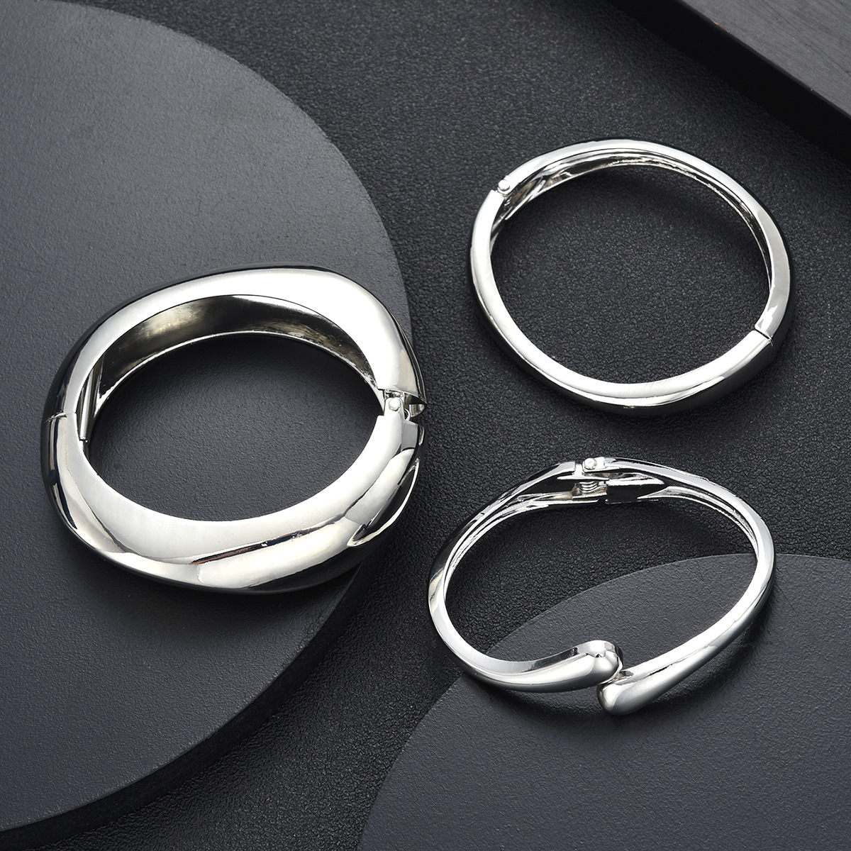 Brazalete geométrico irregular transfronterizo de Europa y Estados Unidos diseñado por la industria pesada simple brazalete fotosensible 3 piezas brazalete