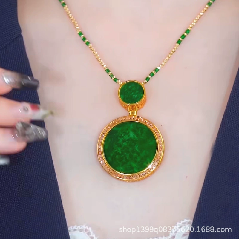 Новый Стиль Имитация натурального нефрита Зеленая гора зеленая вода круглое ожерелье золотой кулон инкрустированный Ян зеленый нематериальная карта в наличии оптом