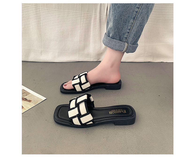 French luxury flat sandals for women to wear in summer, Xiaoxiang Feng 2023, new influencer going out to the beach, flip flops_voghion.com