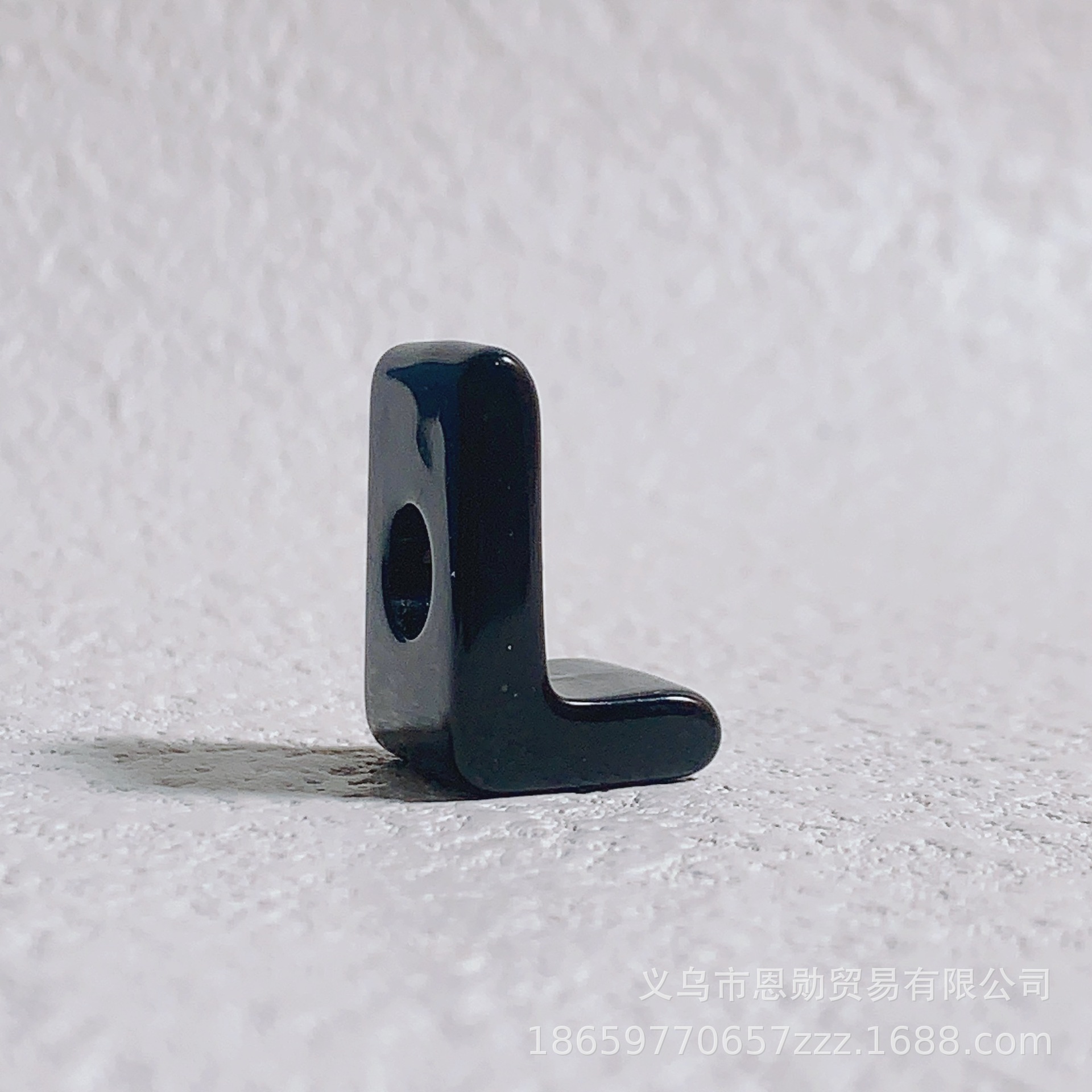 L (Black)
