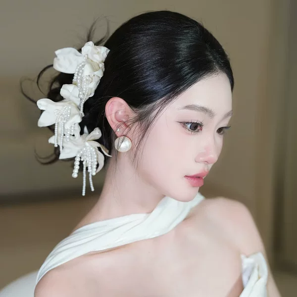 Elegant Handmade Satin Flower Headpiece, Stylish Bridal Wedding Headwear, High-End Simple Makeup Styling Accessories
