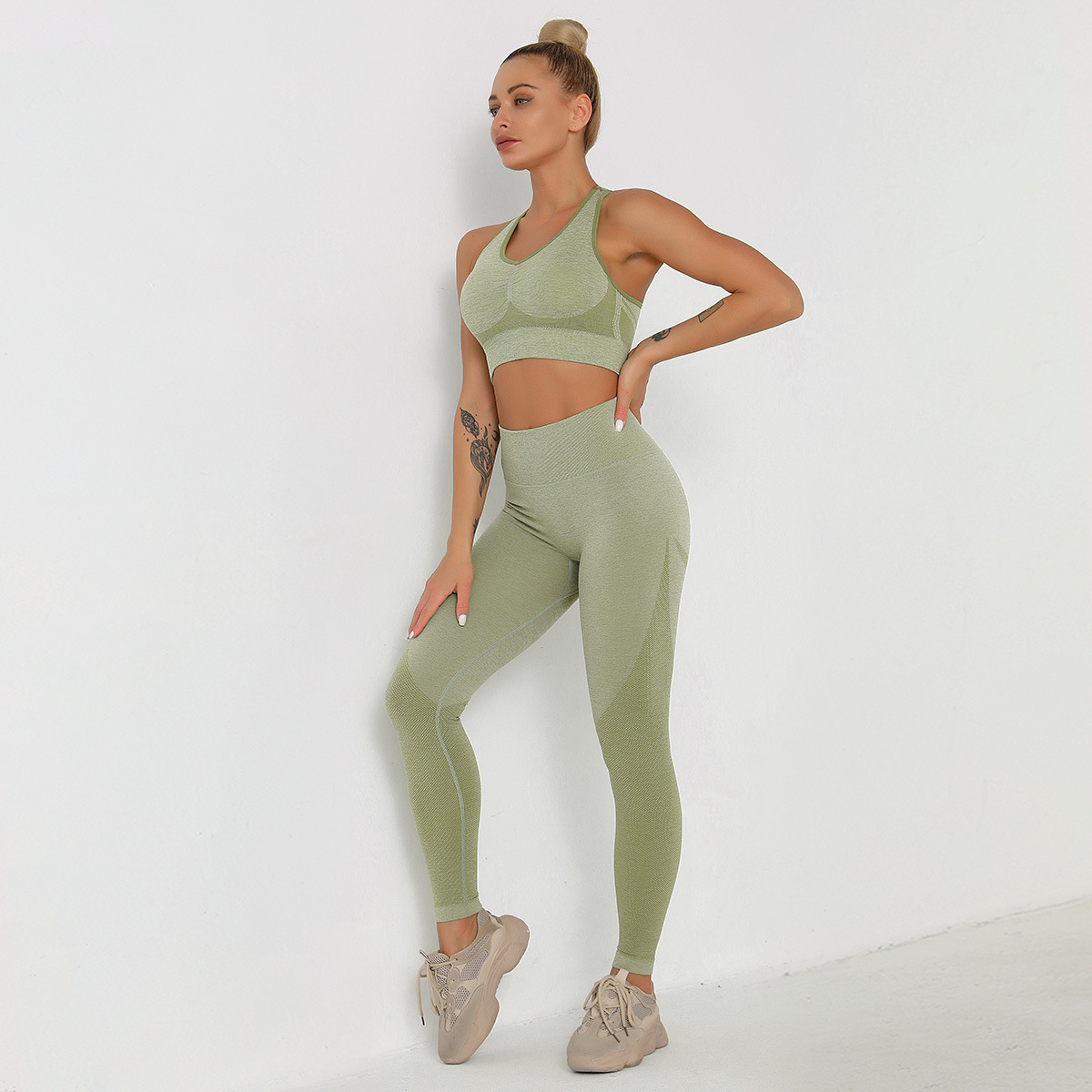 Conjunto de sujetador deportivo de sujeción ligera y legging de cintura ancha sin costuras NSLX48726