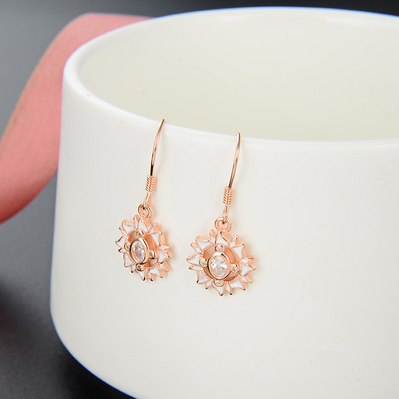 Estilo japonés y coreano simple pendientes frescos s925 plata esterlina personalidad creativa diamante-incrustado aceite goteo pendientes de loto para las mujeres