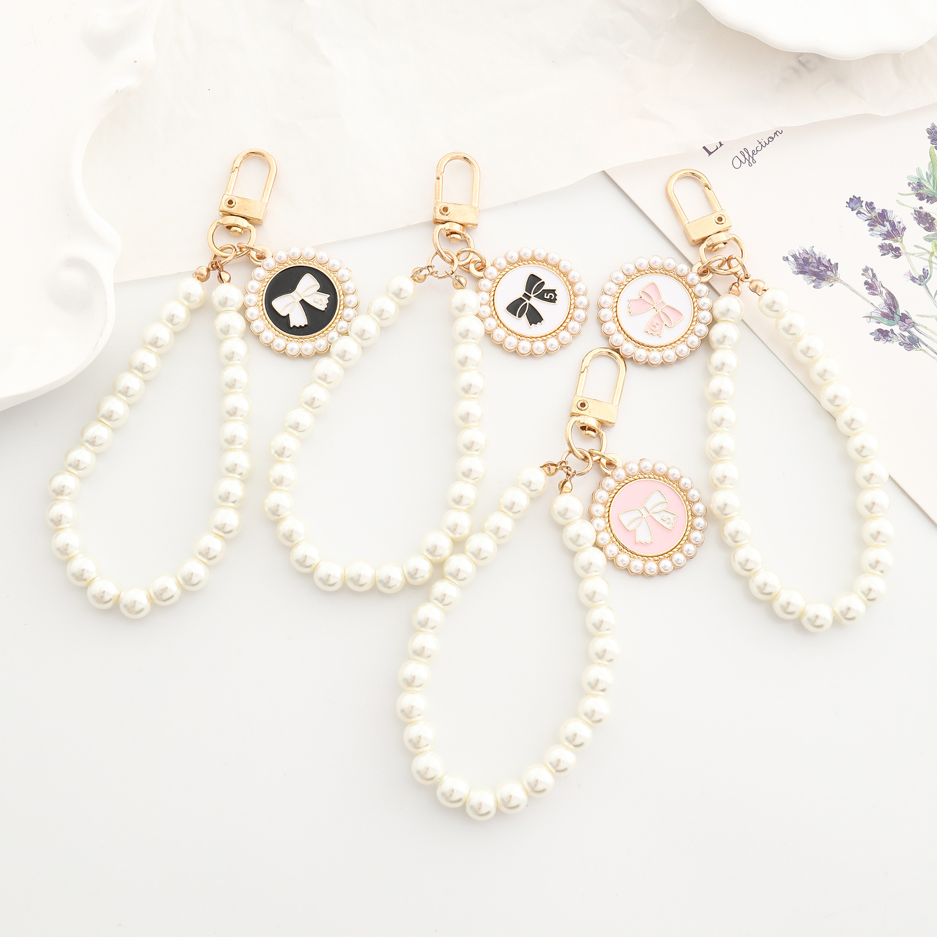 New Pearl Car Keychain Pendant Creative Bow Pearl Round Plate Accessories Headphone Cover Women's Bag Decoration