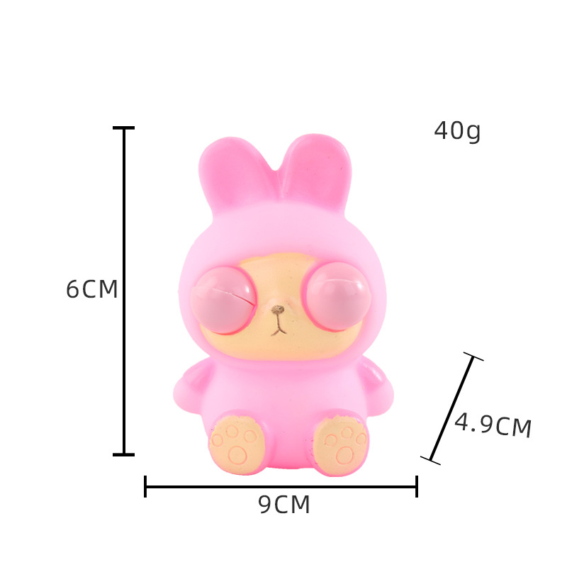 눈을 가늘게 뜨고 있는 새로운 분홍색 토끼