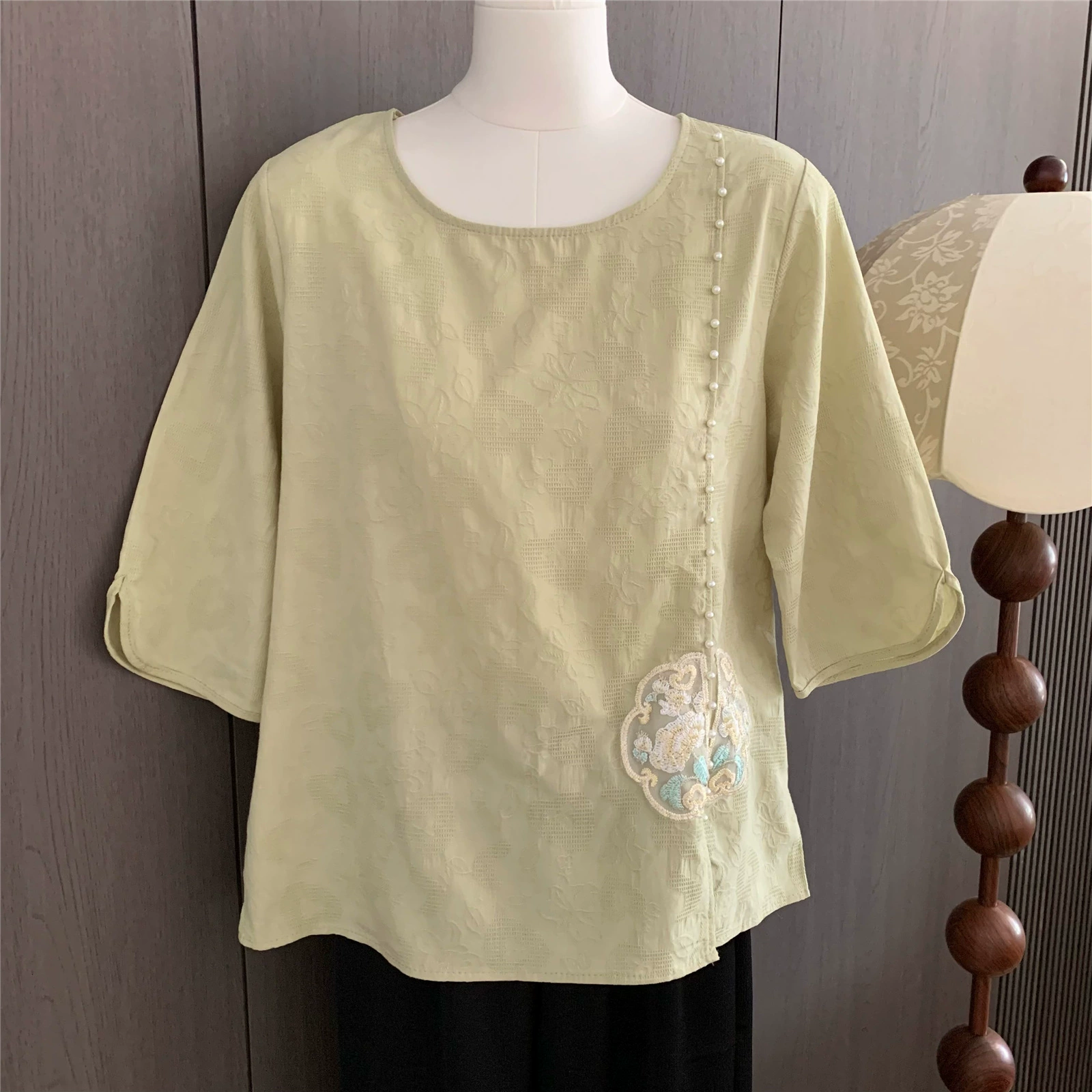 Новая хлопчатобумажная и льняная рубашка в китайском стиле для мамы с рукавом три четверти, летняя новая элегантная рубашка среднего и пожилого возраста, уменьшающая возраст