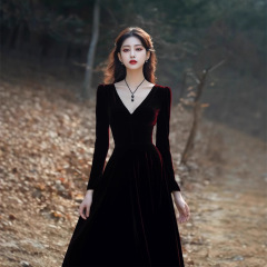 高级感复古丝绒红色连衣裙女秋季2025新款法式长裙新娘订婚敬酒服