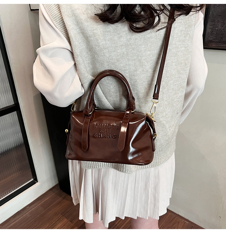 Casual and simple hand-held pillow bag for women, 2025 new style, fashionable and trendy, niche single-shoulder crossbody bag for work and commuting undefined
