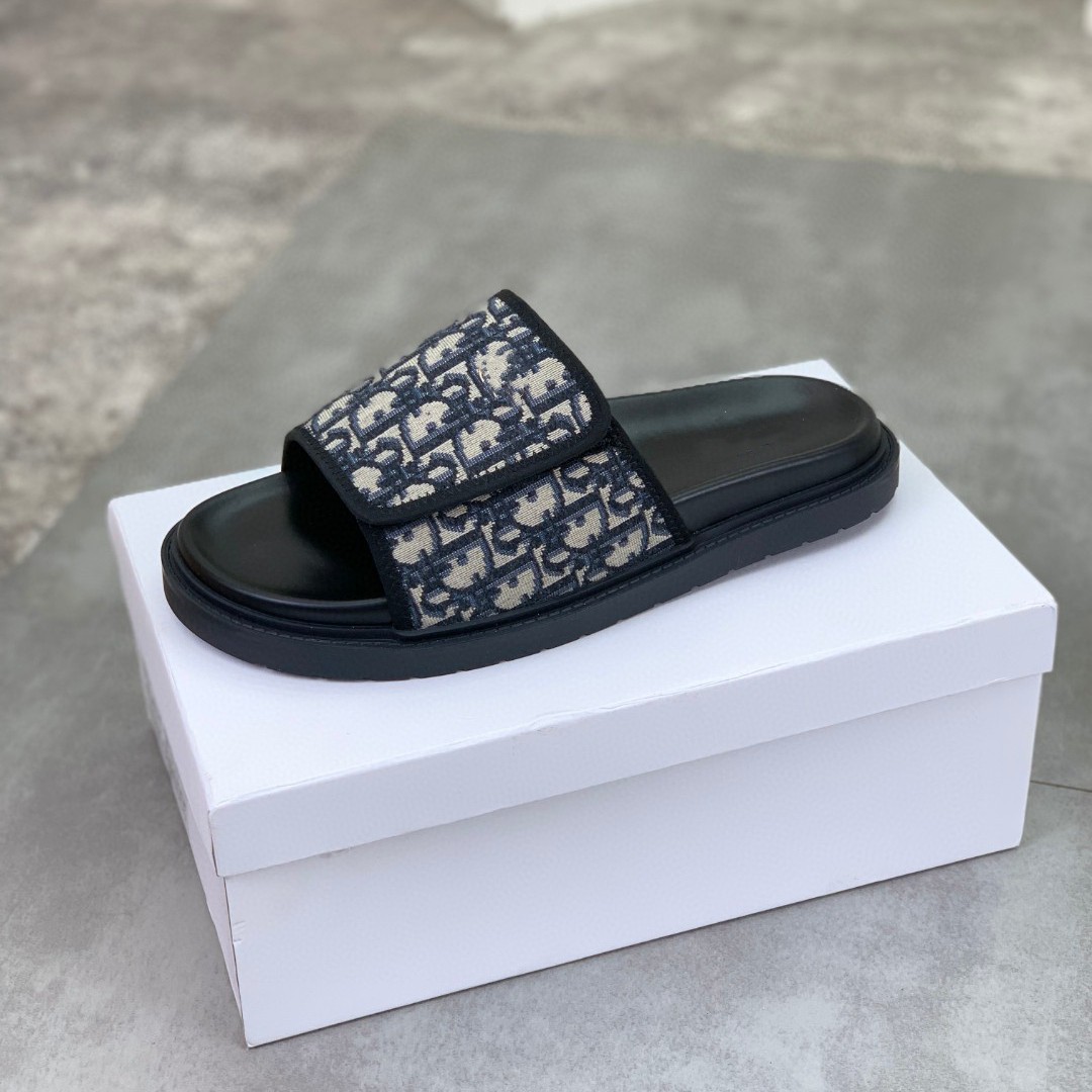 Zapatillas de hombre de estación europea 2025 nuevas zapatillas de hombre de verano de alta gama velcro para usar sandalias