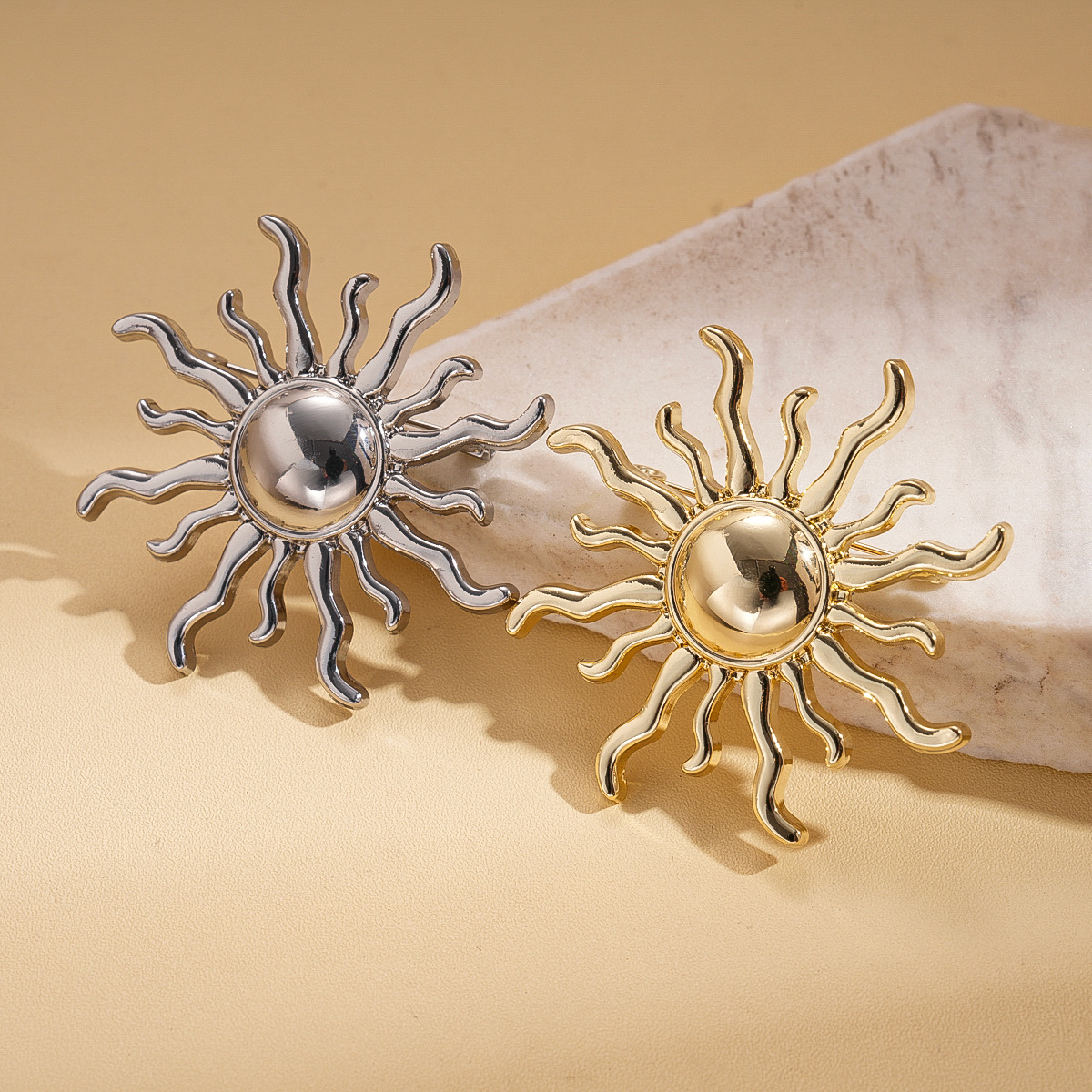 Europa y los Estados Unidos viento frío geometría sol broche metal sentido transfronterizo simple pin nicho alto sentido accesorios de moda image 5
