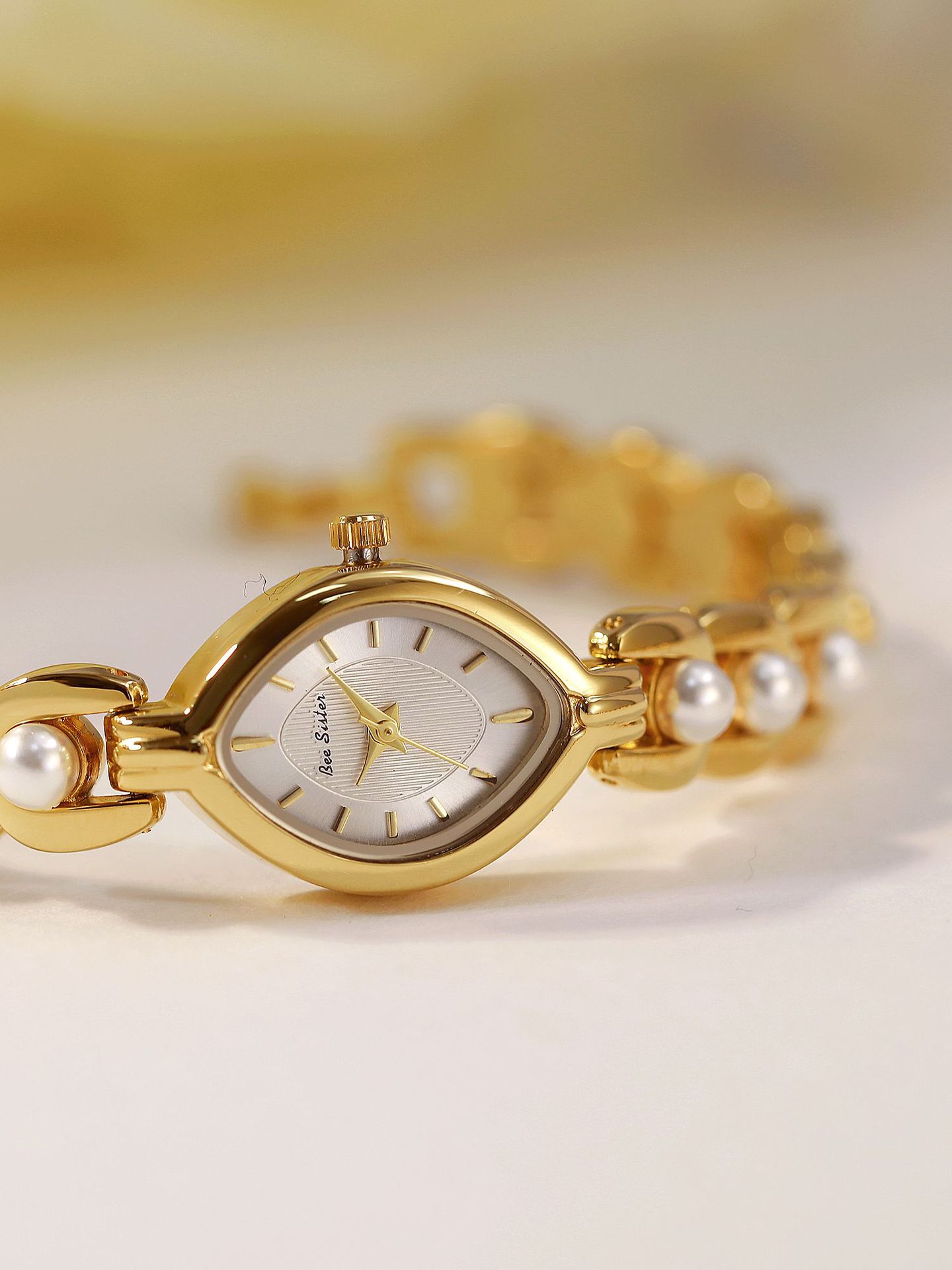 45g Weight Tempered Glass Mirror Material Alloy Strap Material Watch Classification Pointer Display Type Jewelry Buckle Buckle Style Diamond Dial Shape Daily, Street Occasion Quartz Movement Solid Color Pattern All Seasons Season Women's Gender Casual, Commute Style Casual Commute Solid Color Jewelry Buckle Quartz Watch 10