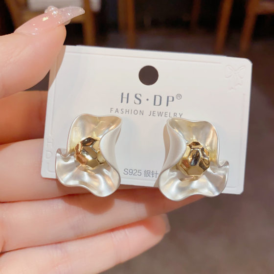 S925 silver needle niche design temperament simple metal petal earrings fashion luxury high-end earrings wholesale