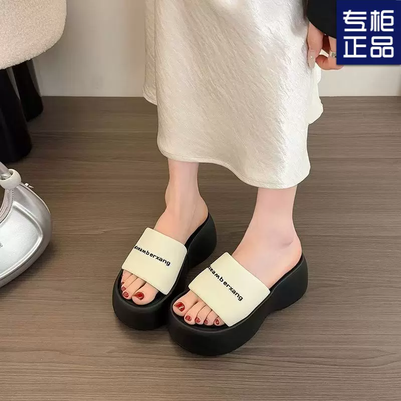 缎面一字拖女高跟外穿厚底2025新款休闲沙滩拖鞋字母增高搭配裙子