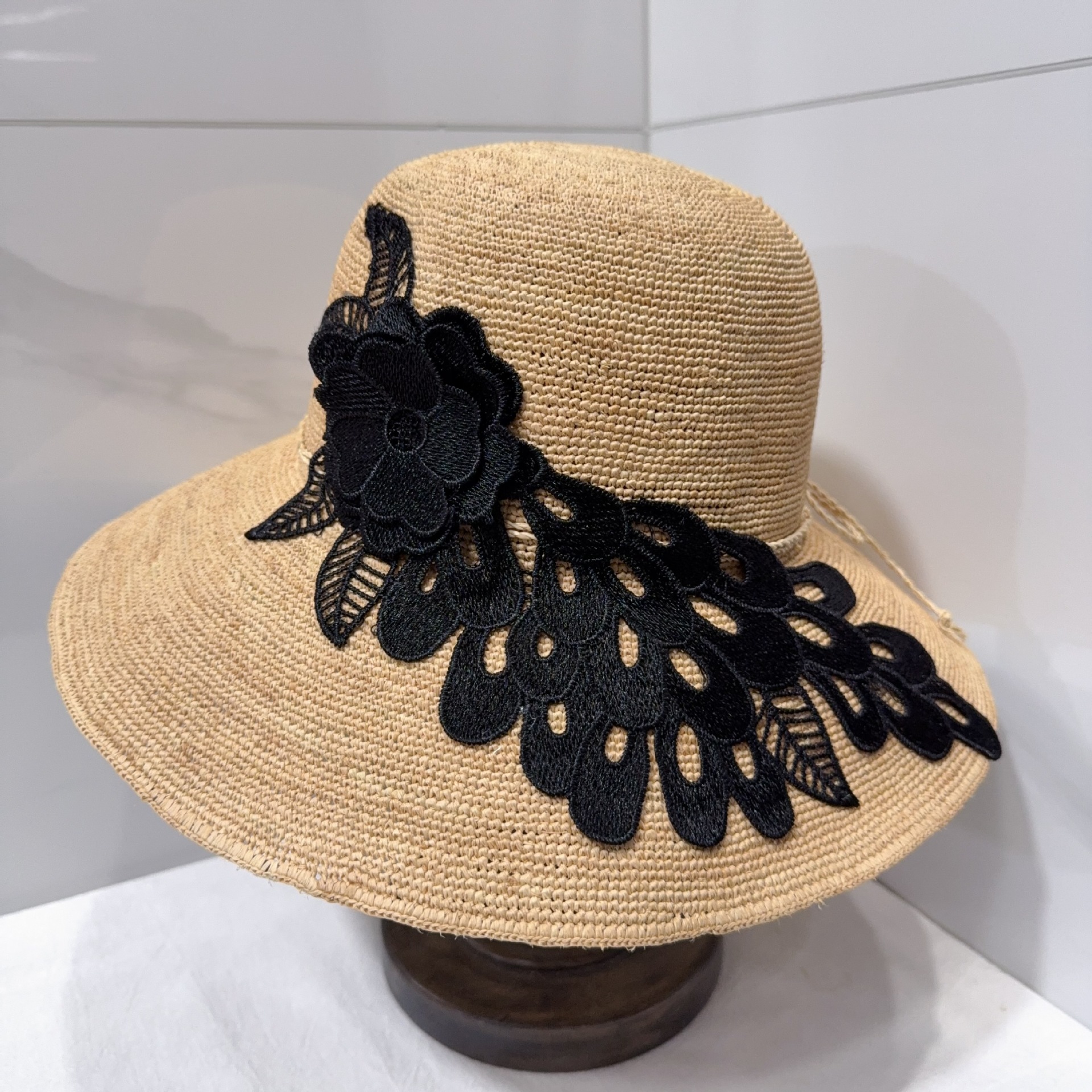 Elegante, handgehaakte strohoed van raffia in Hepburn-stijl met Japanse details, geschikt voor zomerse uitstapjes en vakanties, met een brede rand._voghion.com