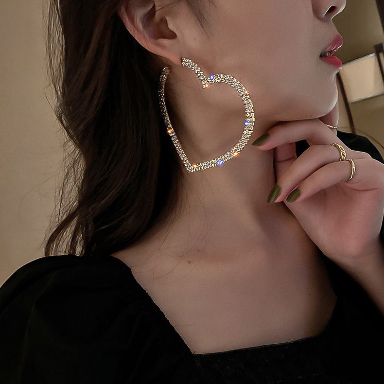 Pendientes redondos con aguja de plata retro estilo de Hong Kong goteo de aceite Pendientes de temperamento de nicho Pendientes de sentido avanzado femenino de verano ligero de moda