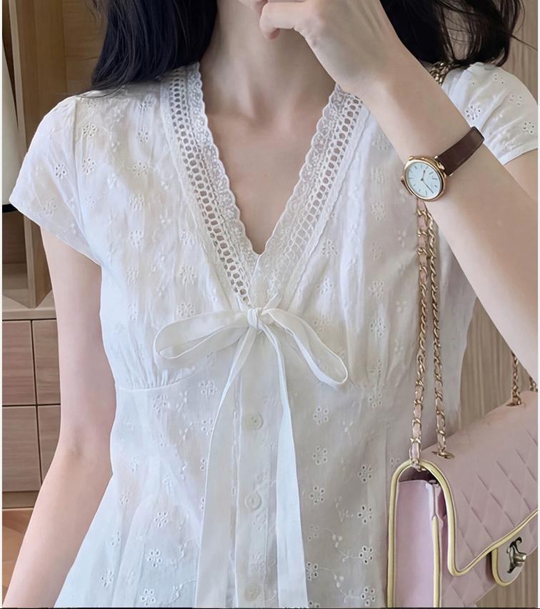 Áo sơ mi cổ chữ V thêu hoa tay ngắn kiểu Pháp, thiết kế thắt eo tôn dáng — màu trắng chi tiết 3