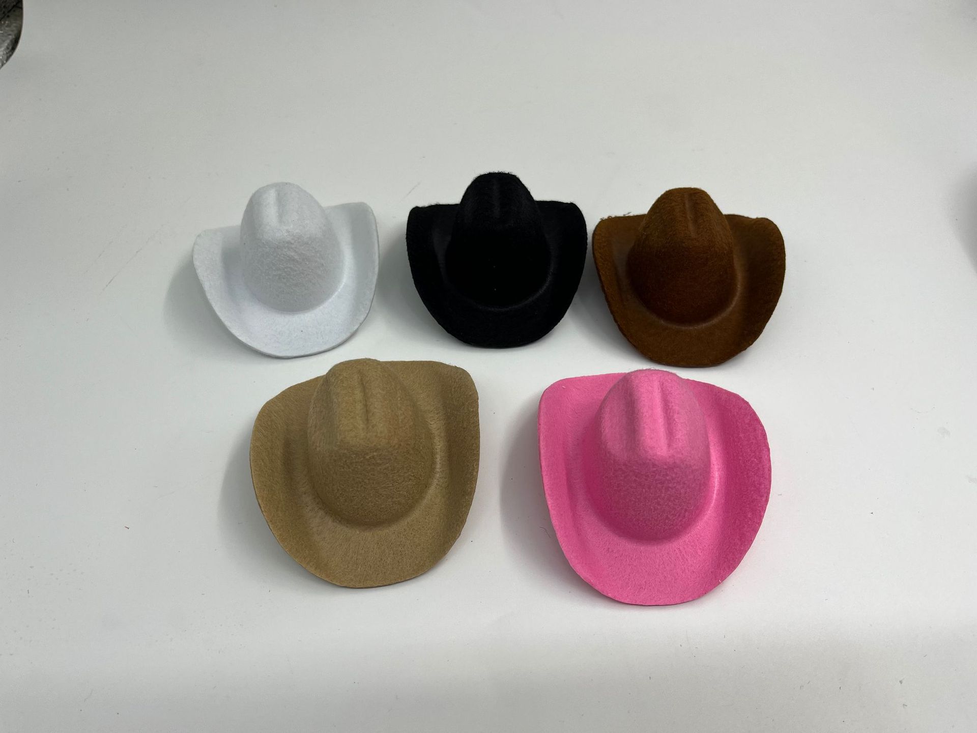 Suministro sombrero de vaquero especial pequeño sombrero juguete pequeño sombrero accesorios para el cabello sombrero Tarjeta de pelo sombrero Mini sombrero