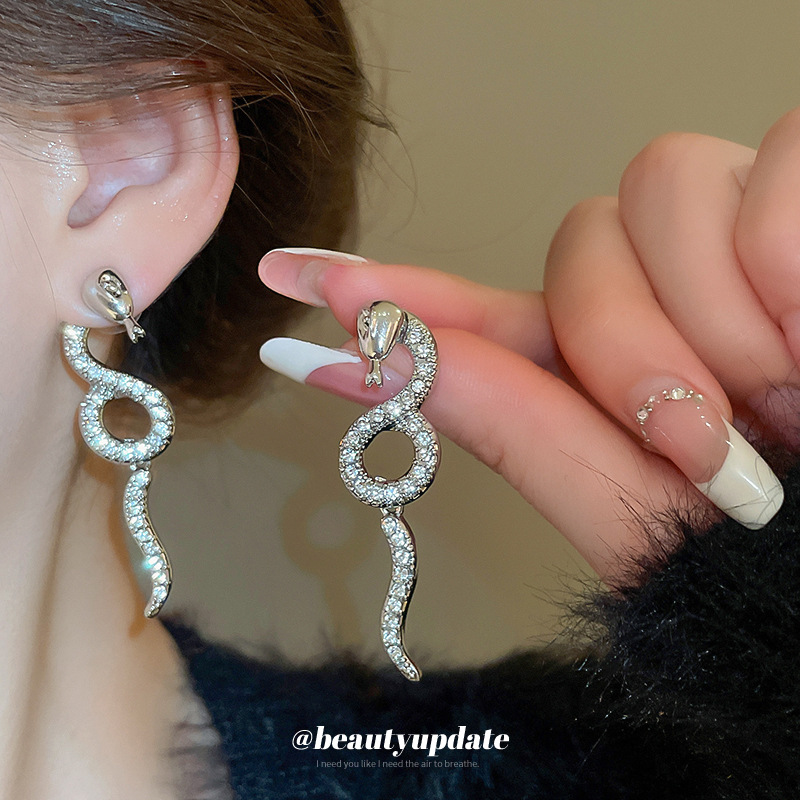 Diamond-set twisted serpentine stud earrings for women's personality and design_voghion.com