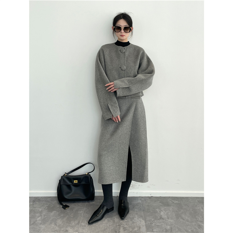 High Quality Goods! First Degreased and Then Dyed, 100 Sheep Wool Round Neck Short Coat with Slits and Skirt Suit for Women