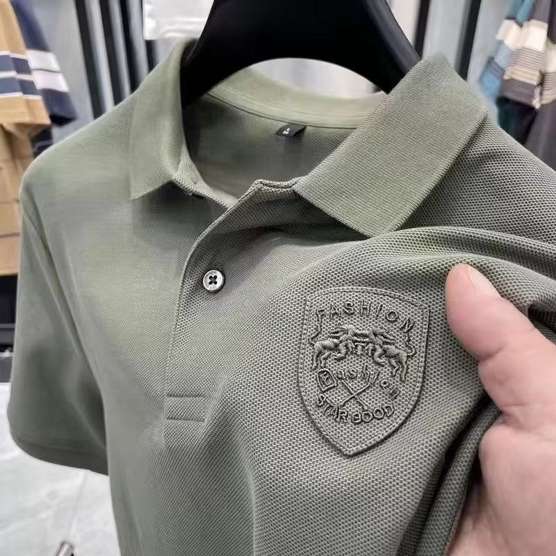 Polo estiva 2024 da uomo a maniche corte casual allentata con colletto ribaltabile T-shirt Decorazione emblema Instagram Trend_voghion.com