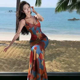海边度假风趣味印花吊带连衣裙女夏季新款收腰显瘦性感露背长裙子