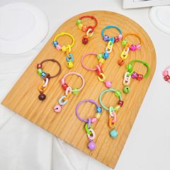 カラーの漆の鈴のキーホルダーは飴色のアルファベットのビーズを掛けます。