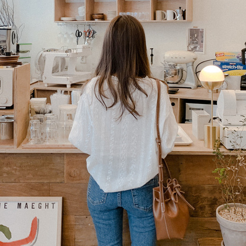 Lantern-sleeve lace base shirt for women, chic 2025 spring-style Korean-style spliced crew-neck blouse with fashionable long sleeves