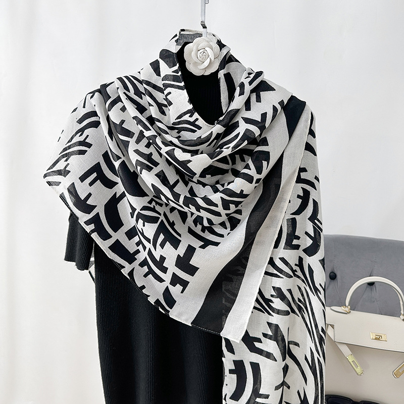Bufanda con estampado de letras simple de sentido avanzado clásico transfronterizo Moda para damas Temperamento de reducción de edad Fotografía con chal