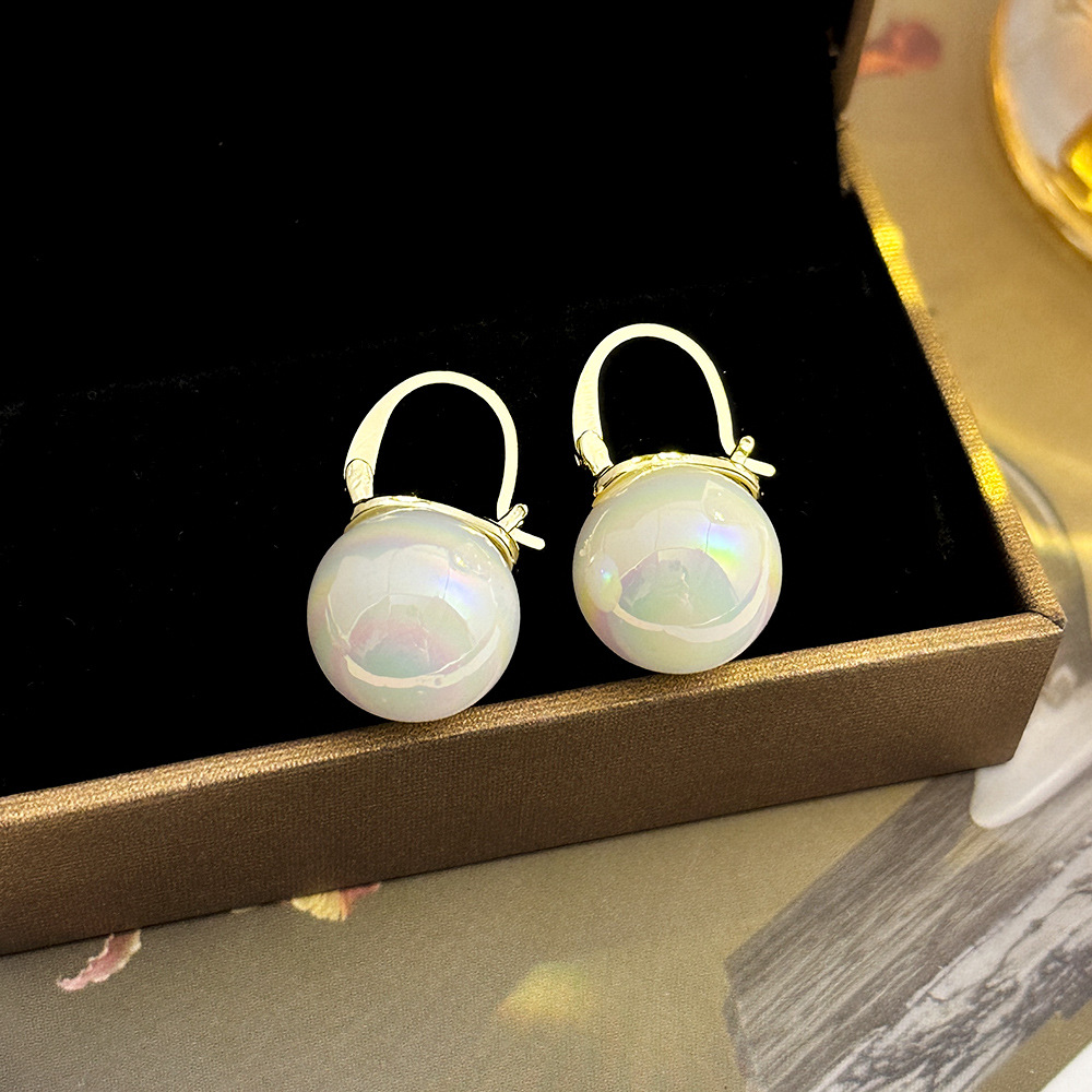 Pendientes de perlas de color de temperamento de estilo de Hong Kong, pendientes de temperamento de todo fósforo de alto nivel de nicho, personalidad de moda, pendientes retro, mujeres