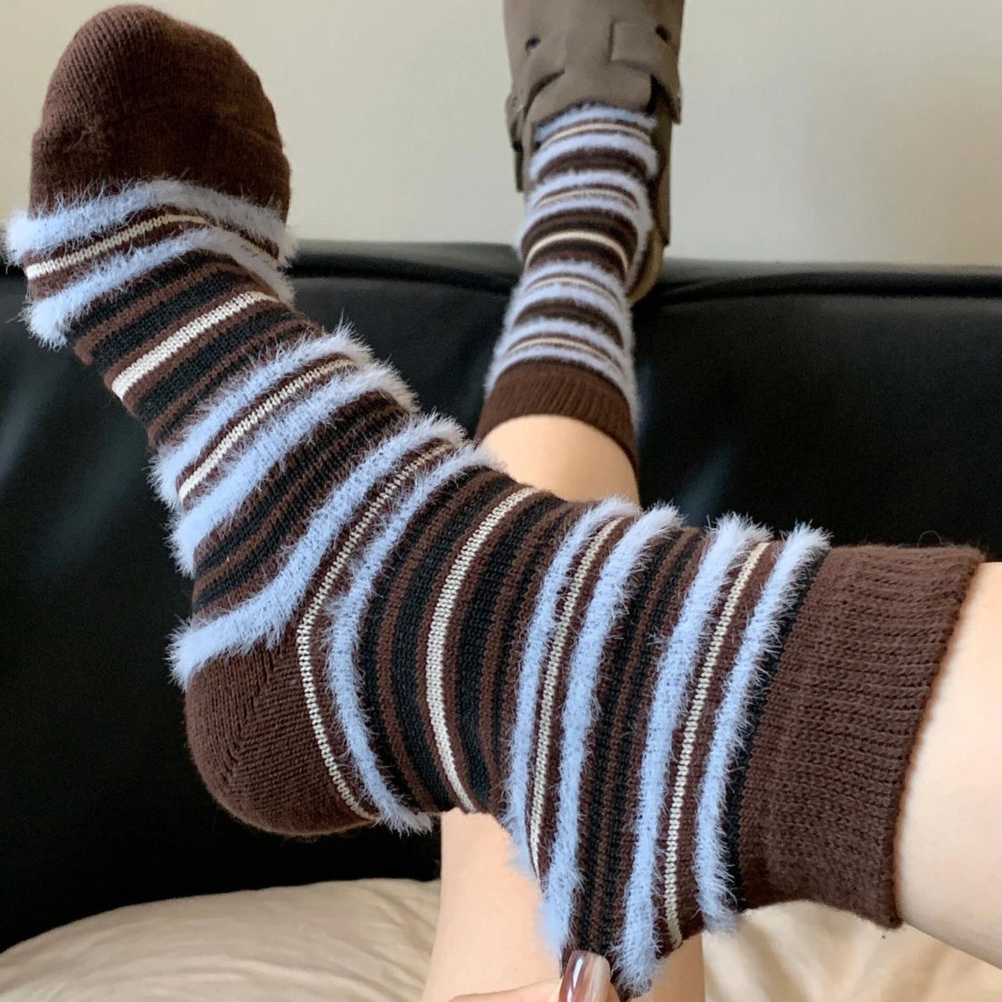Calcetines a rayas de peluche marrón para mujeres otoño y invierno grueso estilo retrógrado personalidad de moda barra de color media calcetines de pila de viento universitarios