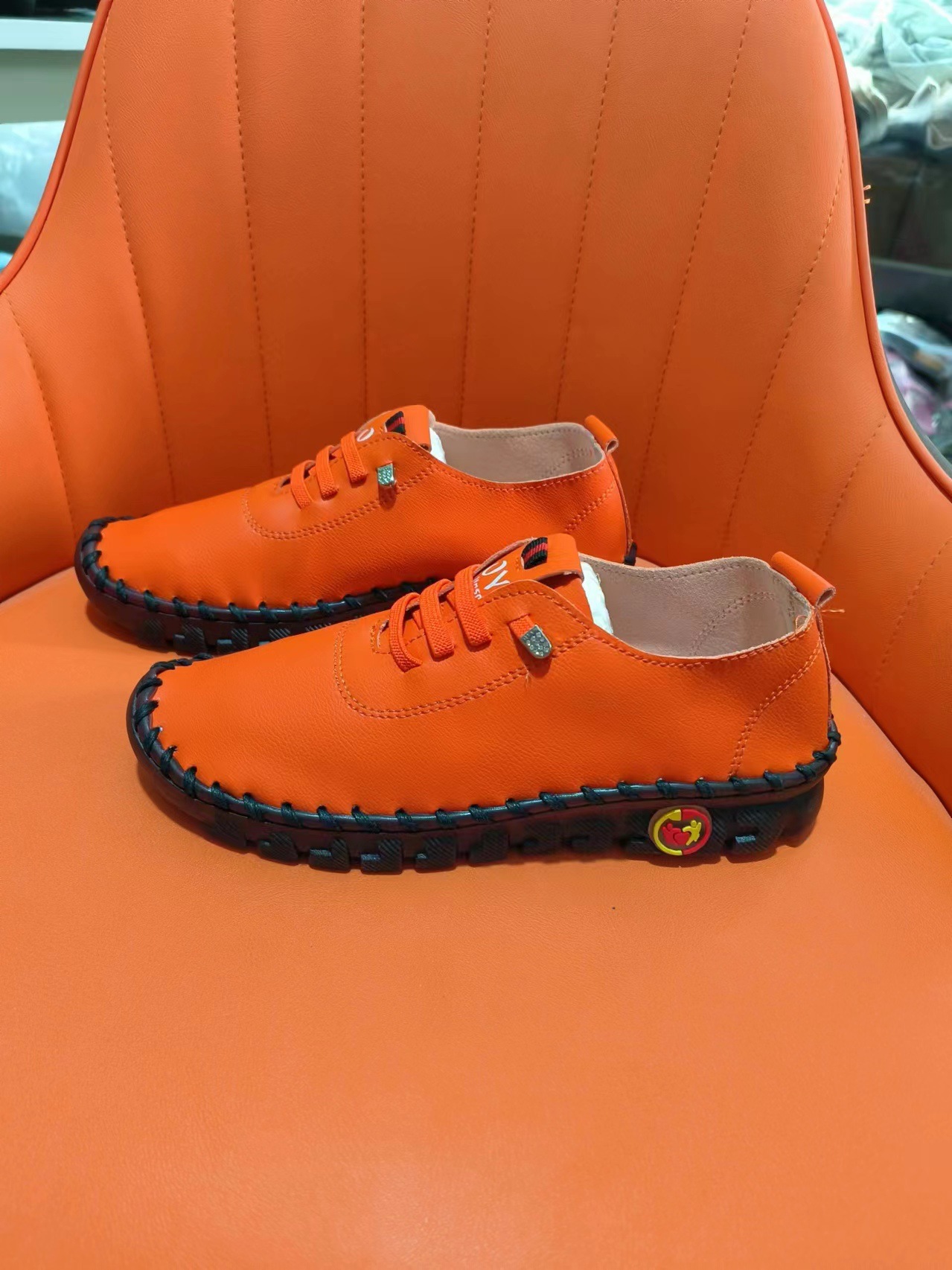 24 primavera y verano nuevos zapatos de tamaño único transfronterizos de tendón de tauro de mujer con suela suave costura a mano zapatos de madres mayores en stock al por mayor