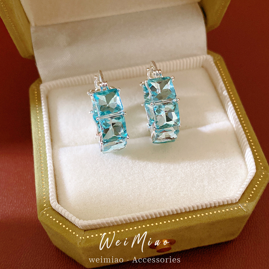 Elegante simple zircon cuadrado redondo perfiles de orejas estilo frío personalidad pendientes de nicho ligero de lujo alta sensación de auriculares al por mayor