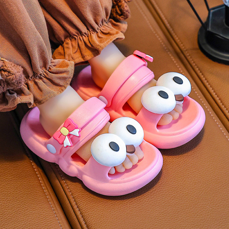 Zapatillas infantiles para niñas verano 2025 nuevo lindo uso exterior suave antideslizante para niños pequeños zapatillas para niños