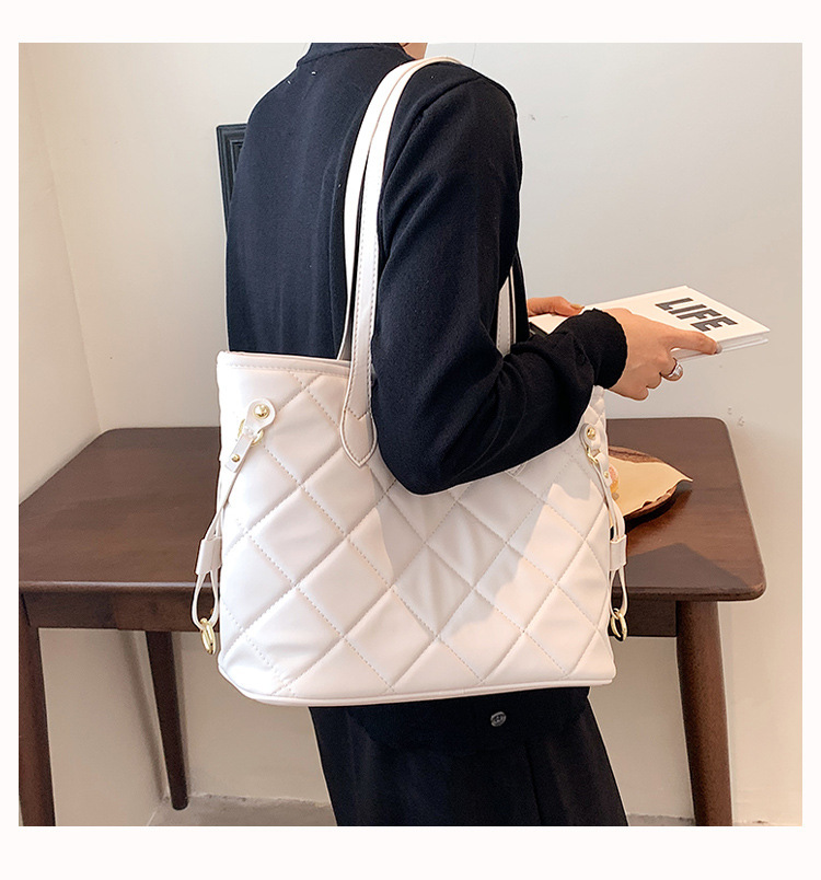 New Style Rhombus Shoulder Bag Trendy Fashion Portable Large Capacity Simple Tote Bag display picture 6
