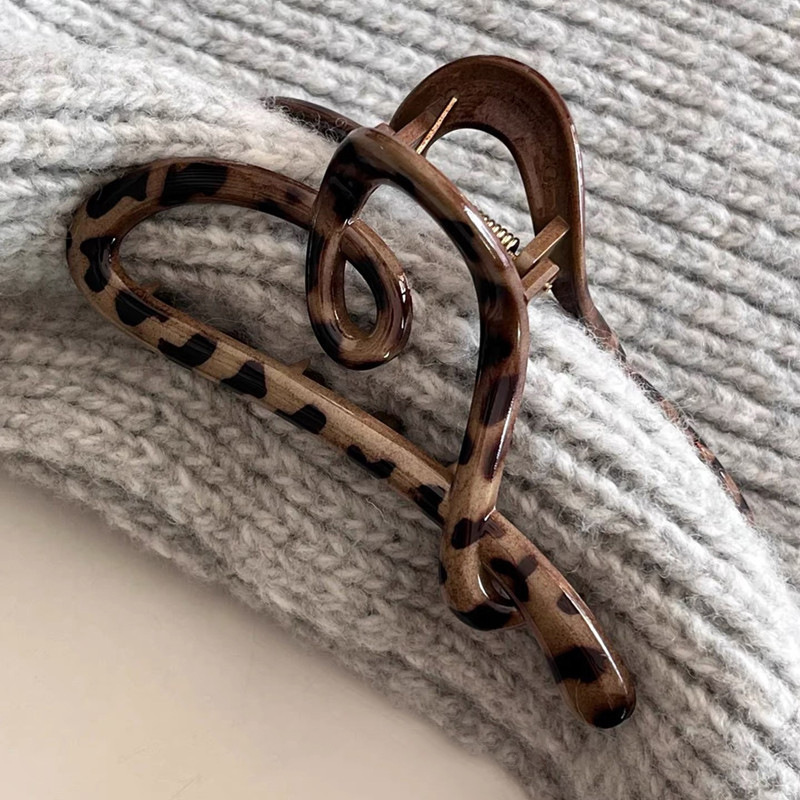 Simple Korean-Style Leopard Print Heart-Shaped Hair Clip for Women, Elegant Hairpin for Updos, Back of the Head Hair Clip Simple Korean-Style Leopard Print Heart-Shaped Hair Clip for Women, Elegant Hairpin for Updos, Back of the Head Hair Clip
