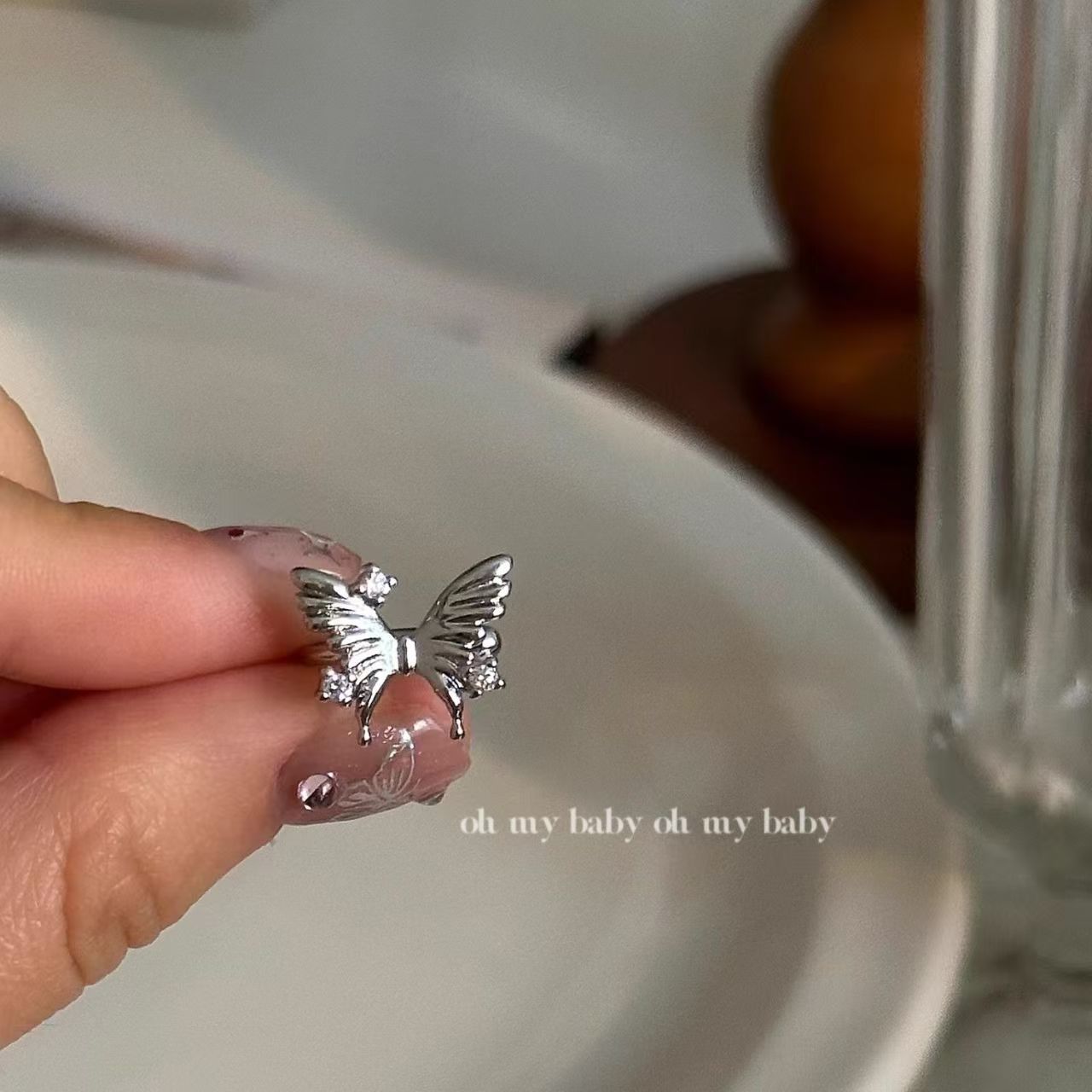 Brillo dulce simple brillo de diamante mariposa orejas de estilo femenino sin agujeros de orejas orejas de piedra delicada pequeña diaria pendientes versátiles