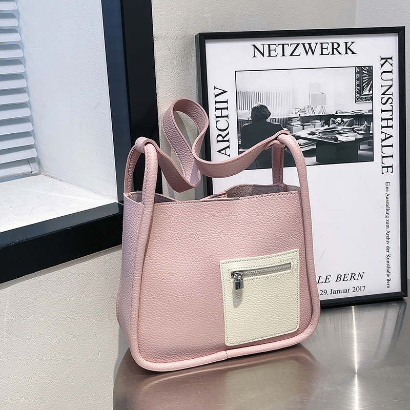 Bolso de axila popular de este año 2025 verano nuevo bolso femenino moda patrón de lichi bolso de hombro de color de contraste