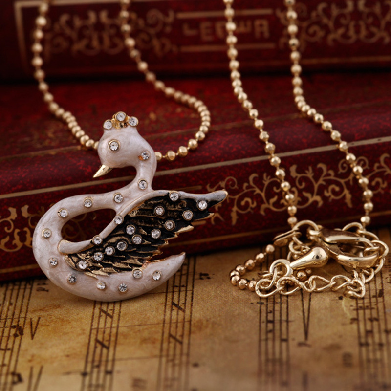 Simple Temperament Little Swan Necklace Niche Design Sense Clavicle Chain Autumn And Winter Long Sweater Chain Tide display picture 6