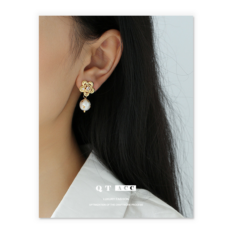 Nicho europeo y americano moda luz estilo lujo ZIRCON flor forma pendientes hoja de oro embellecido perla natural colgante pendientes para las mujeres
