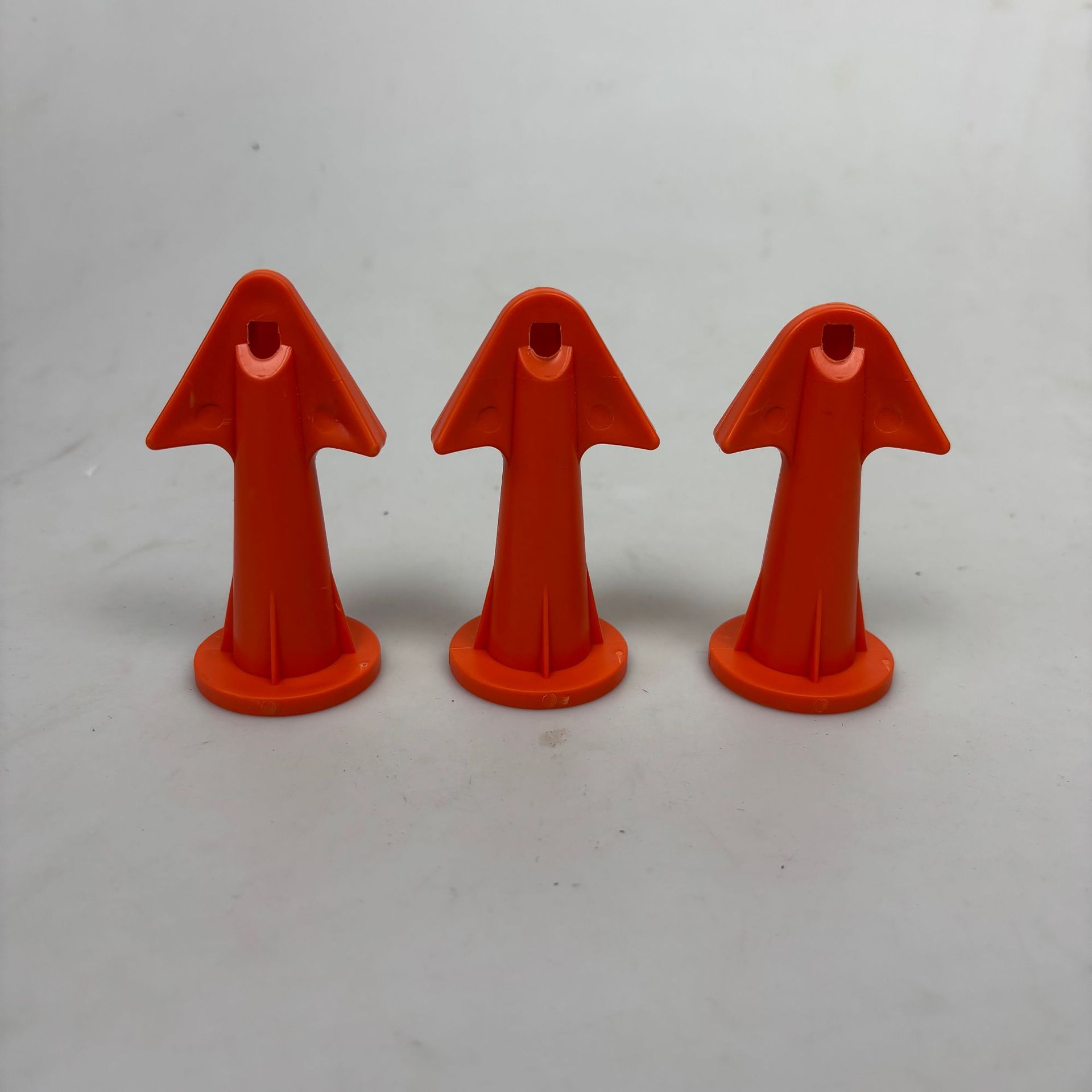 주황색 삼각형 접착제 노즐