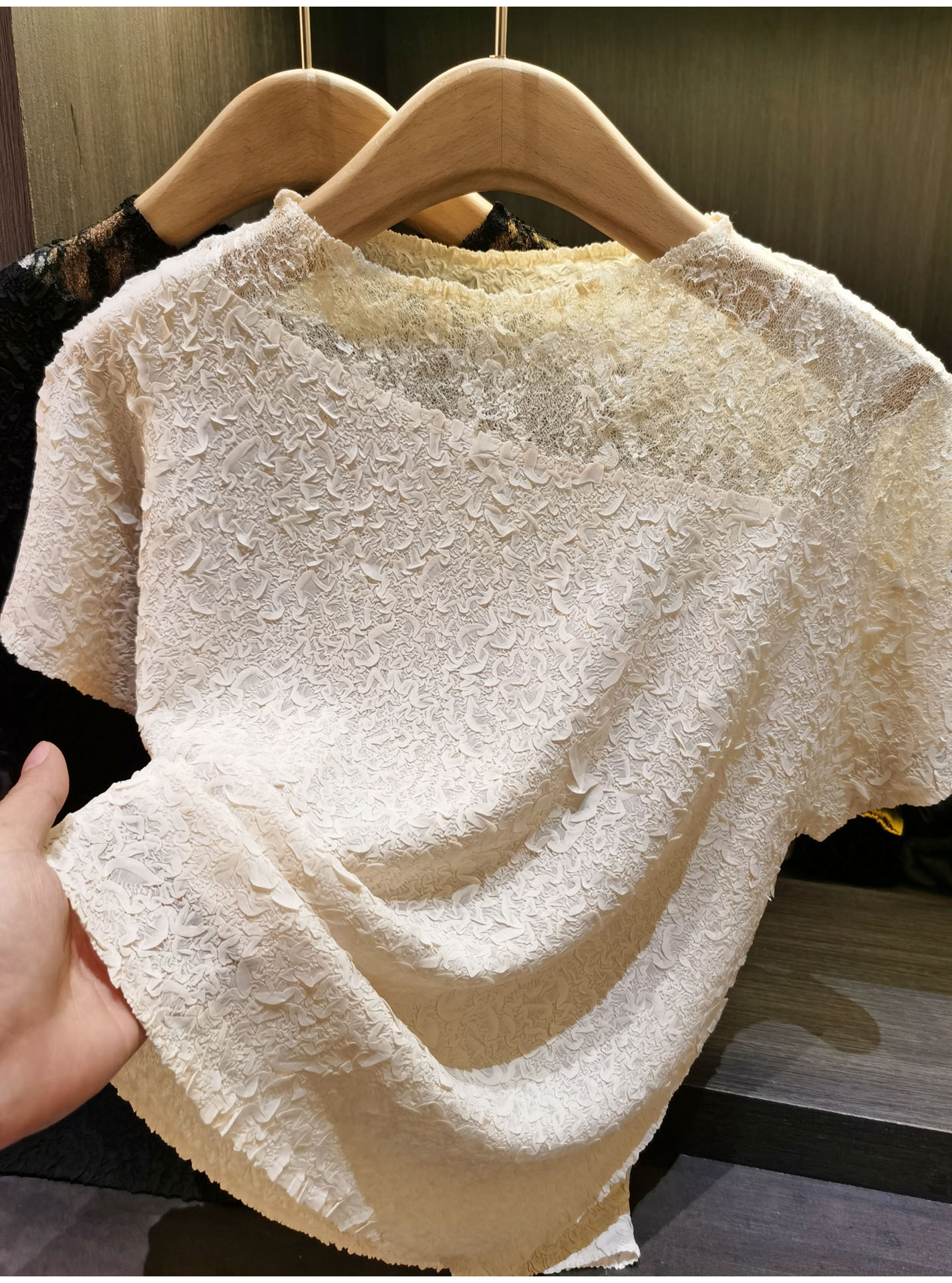Áo thun nữ cổ tròn tay ngắn phối ren xếp ly rộng — màu đen, màu hồng, màu mơ chi tiết 4