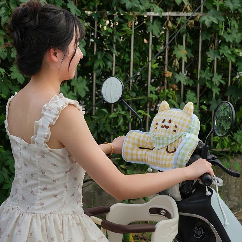 New electric scooter with enlarged and thickened baby-specific anti-collision pads, designed to protect children from head injuries while riding electric scooters; features a cartoon design