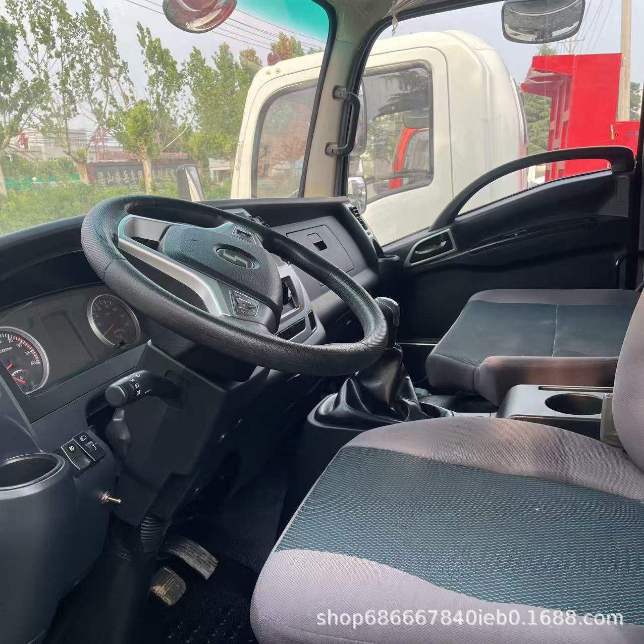Factory cross-border exports of HOWO Shacman box-type cargo trucks to Africa, used 5-10 ton light trucks