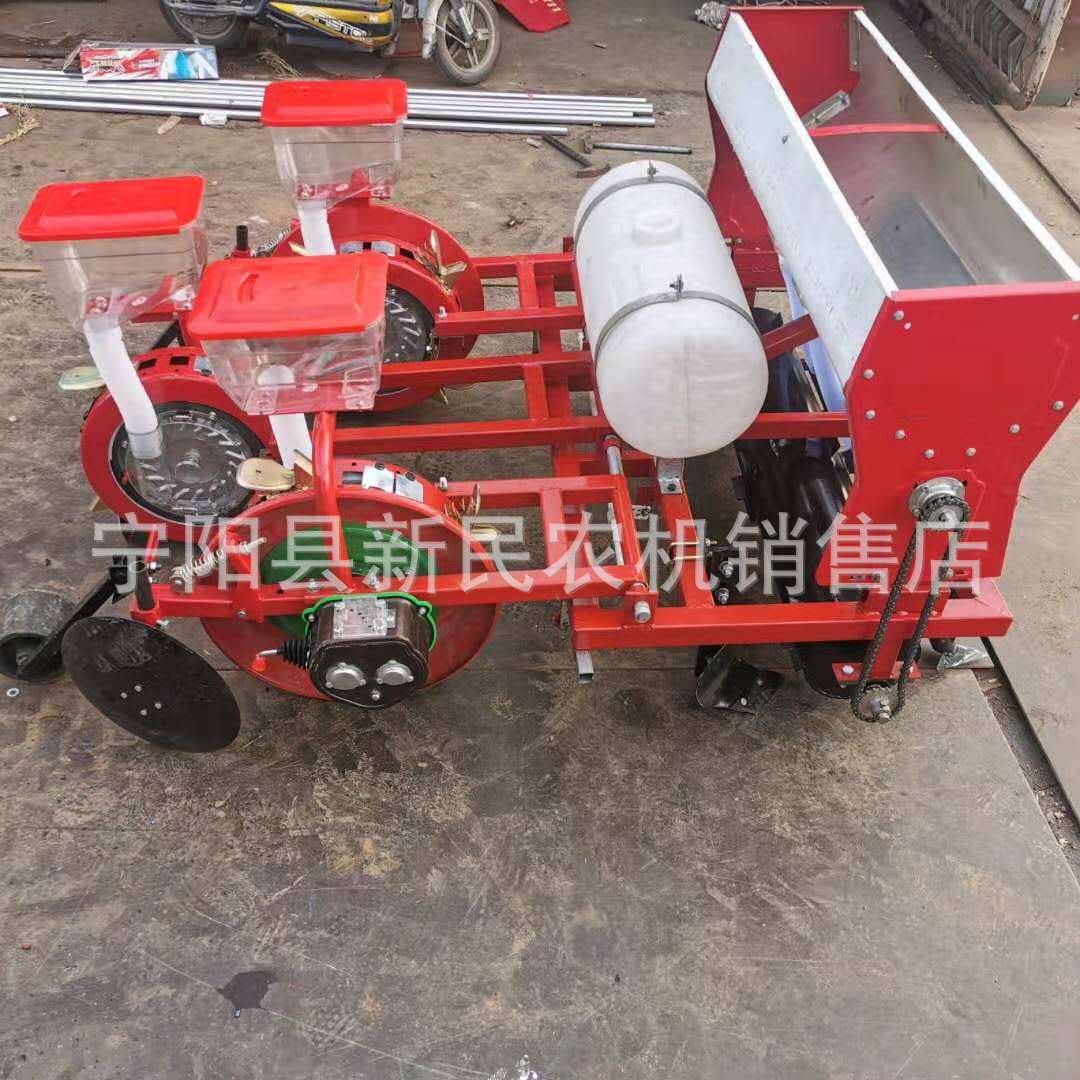 厂家直销辣椒油菜铺膜播种机大豆绿豆覆膜打孔精播施肥喷药一体机