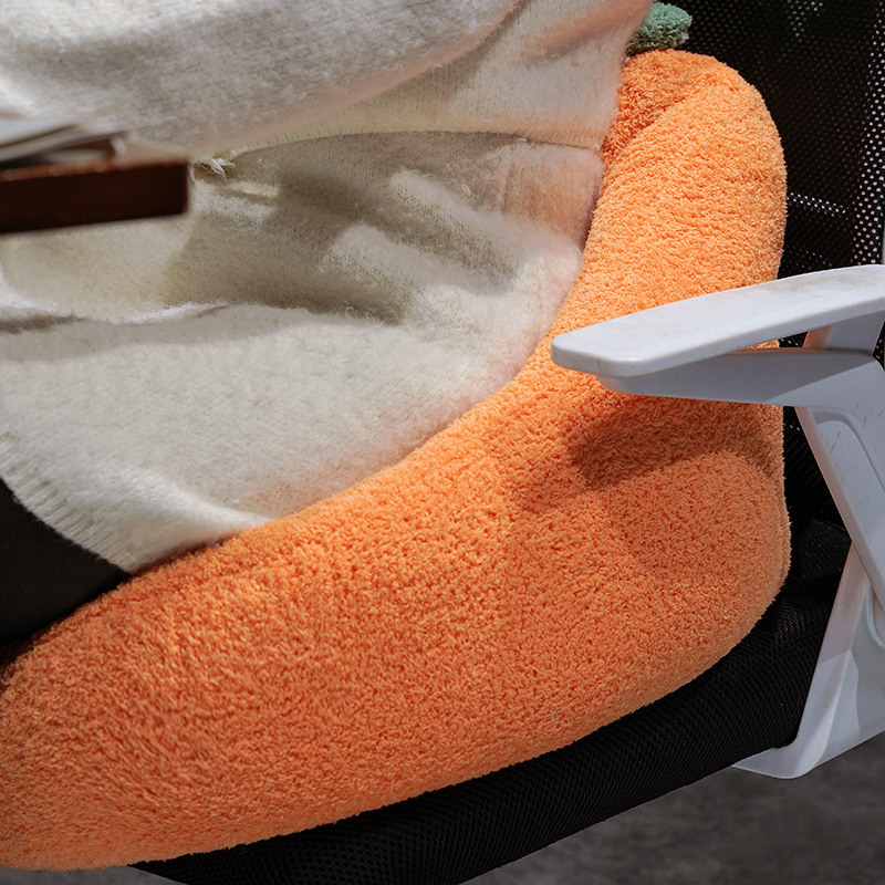 Caricatura encantadora cojín de sofá perezoso sofá de oficina medio rodeado cintura suave en un cojín de futón