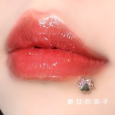 Silver pointed spike labret stud material detail