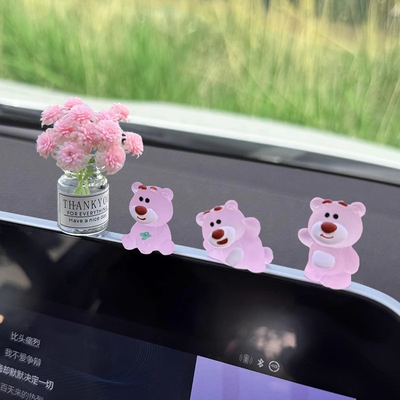 ストロベリーベア車の装飾品、中央制御画面、人形、車のインテリアアクセサリー、高級電動三輪車と四輪車の装飾、副操縦士|undefined