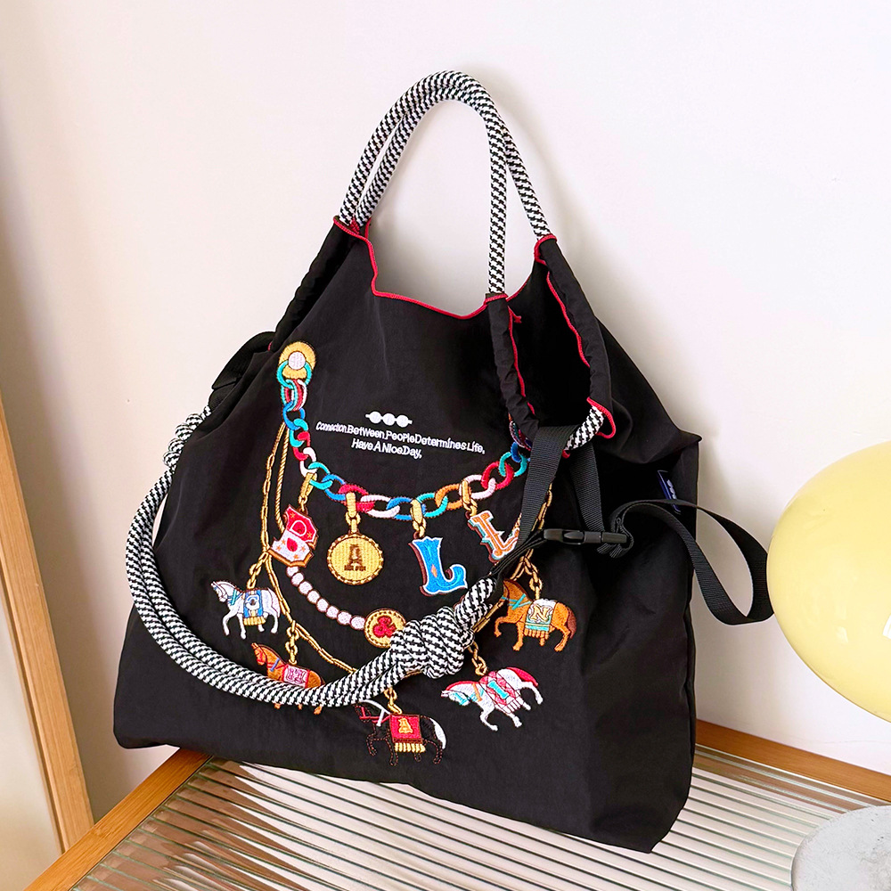 厳選ネット赤同項日系ボールチェーン刺繍レジ袋女性ファッション小衆大容量シングルバッグ潮