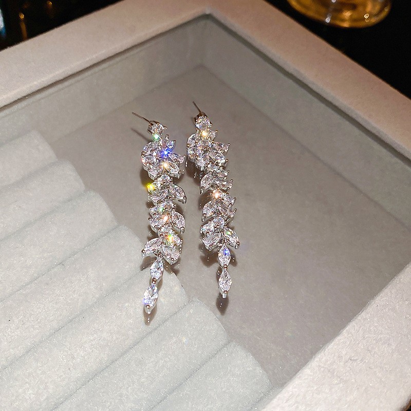 Pendientes de perlas asimétricas con cuernos de diamantes súper parpadeantes de plata Pendientes de nicho de viento frío femenino Pendientes de lujo ligero de alta calidad