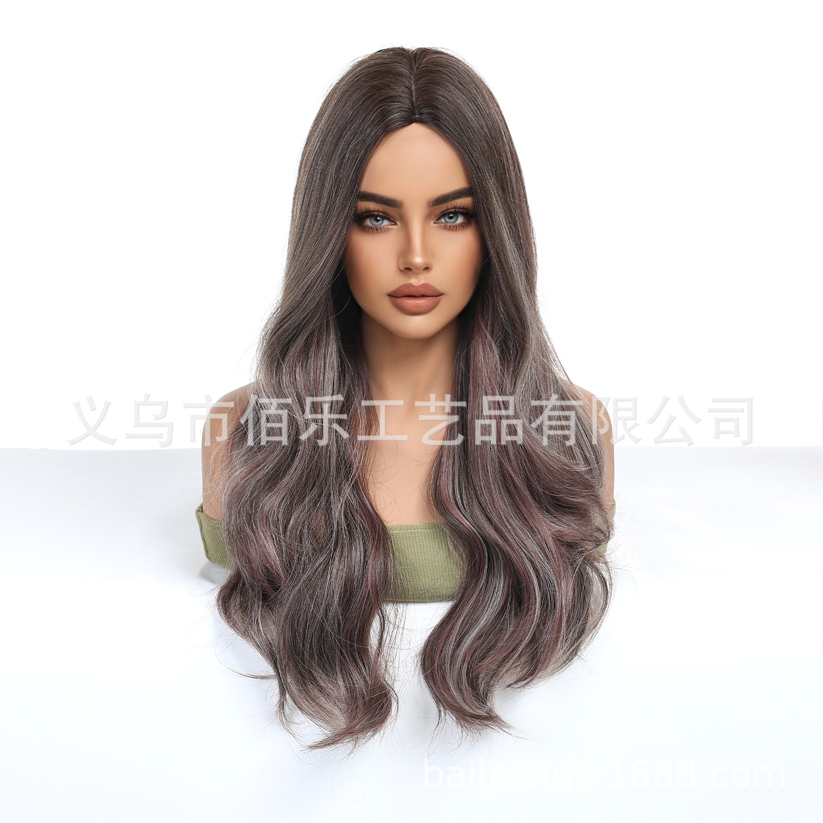 Peluca europea y americana púrpura marrón mixto cabello rizado de longitud media 26 pulgadas cabello resistente a altas temperaturas red rosa spot wigs al por mayor